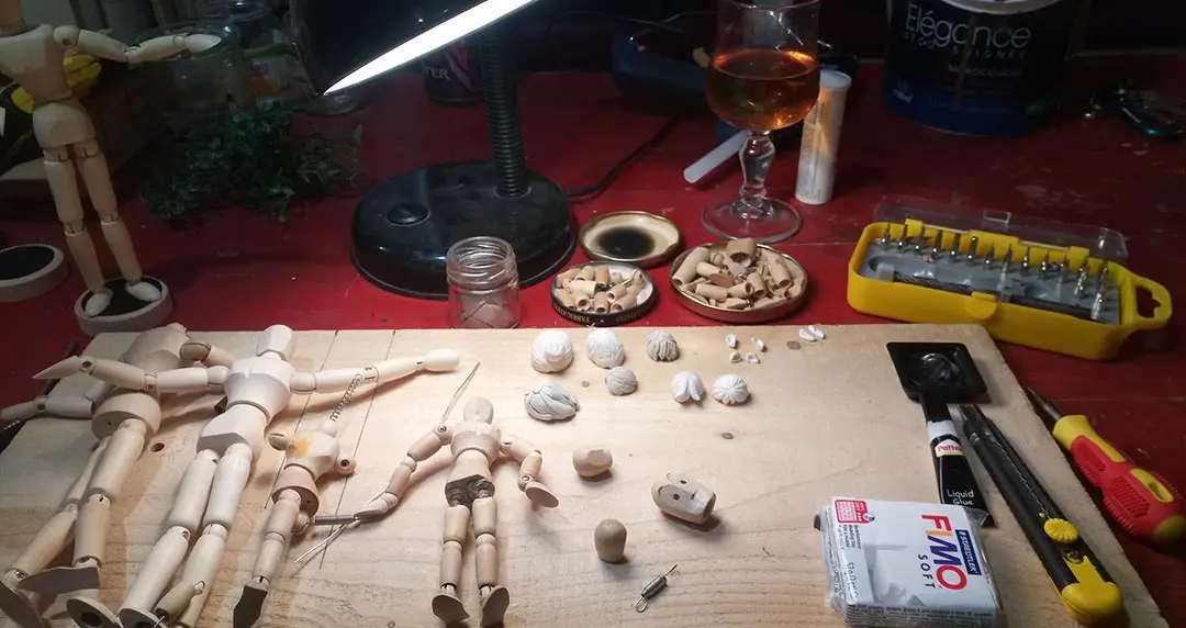 Pantins en bois en cours de travail pour un tournage de stop motion