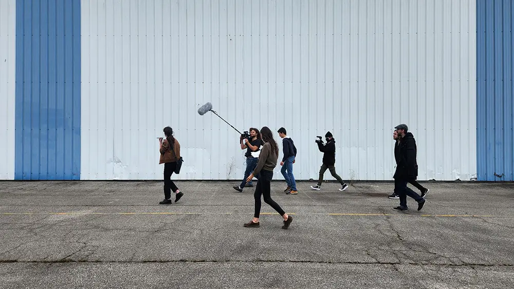 Equipe de tournage autour de l'actrice principale pendant une prise