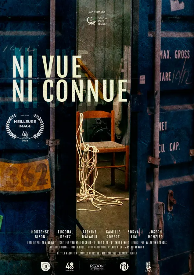 Affiche du film, une chaise avec une corde entrevue par un container bleu ouvert