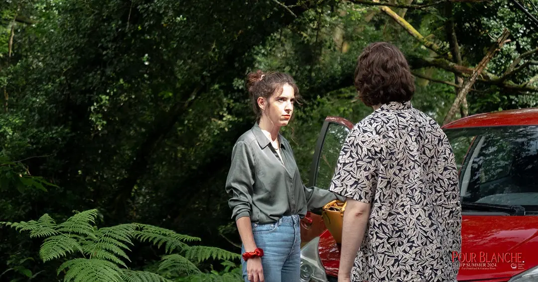 Une comédienne et un comédien pendant une scène du film